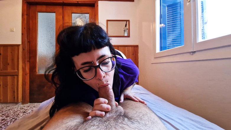 Fucktotum: Sucata, uma modelo gótica alternativa muito jovem cheia de tatuagens...