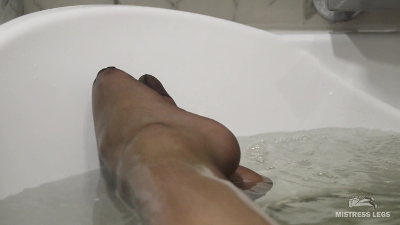 Mistress Legs: Mistress mokre nylonowe stopy drażnią się w wannie