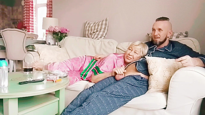 Crazyfamily 1970: Tabu seks, üvey anne film izliyor ve ben onun ağzını izliyorum