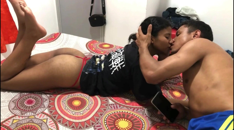 Johanna_love: मैं बहुत कामुक हूं और मैं अपनी सेक्सी सौतेली बहन को तब तक चोदने का मौका लेती हूं जब तक कि मैं उसका वीर्य नहीं छोड़ देती