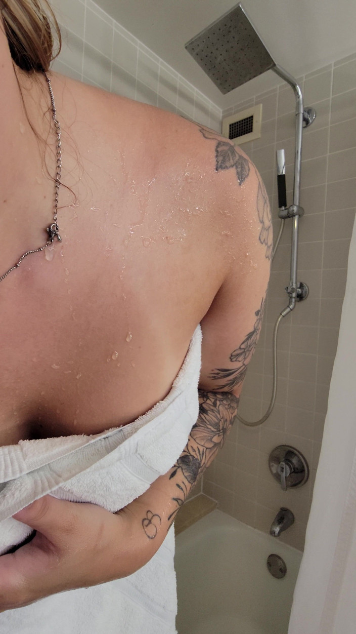 Hotwife Lexi Love: Hotwife Lexi Ama Pulire La Figa Sotto La Doccia Prima...