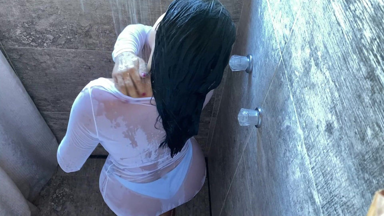 SENSESEX: 我的大屁股继母洗澡时