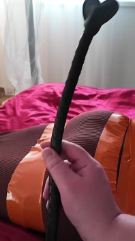 Klebeband-bondage, strumpfhosen überschichten, peitschen - teil 1