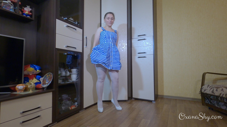 MILF Oxana: Assistindo fetiche, meias, saltos e plug anal