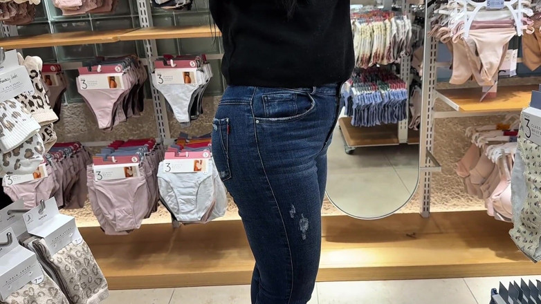 Sweetfantasy131: Vedere la mia sorellastra in un camerino che prova i...