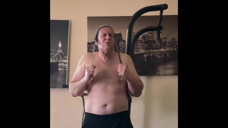 Alex Igogo: Masturbace a posilovna