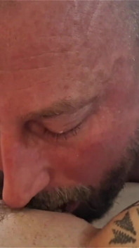 Sandy Candie krijgt oraal plezier van Chris Coxx