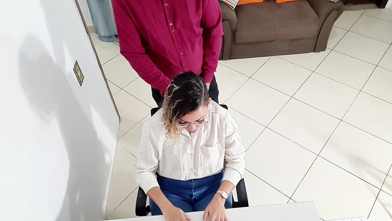 Gabi SweetCouplesStories: Une secrétaire se fait utiliser le trou du cul par...