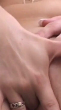 大きなおっぱいを持つ金髪は彼女の男に犯されている間、彼女の大人のおもちゃで自慰行為をします