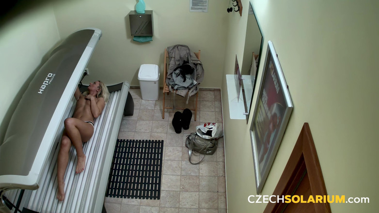 Czech Solarium: Tschechisches Solarium 63: Blondine im höschen, aber nicht für lange