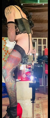Femboy Sexy spodní prádlo Jízda na velkém černém robertku