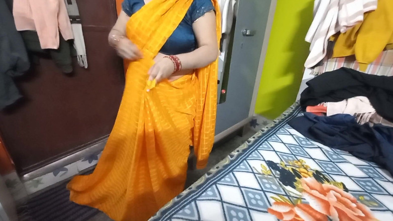 Manjushukla: Muito bonita indiana em sari amarelo
