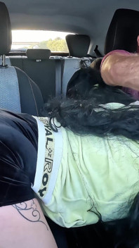 Jalang kotor diambil oleh lelaki tua dan memberikannya handjob nyon untuk berterima kasih kepadanya di dalam kereta semasa memandu