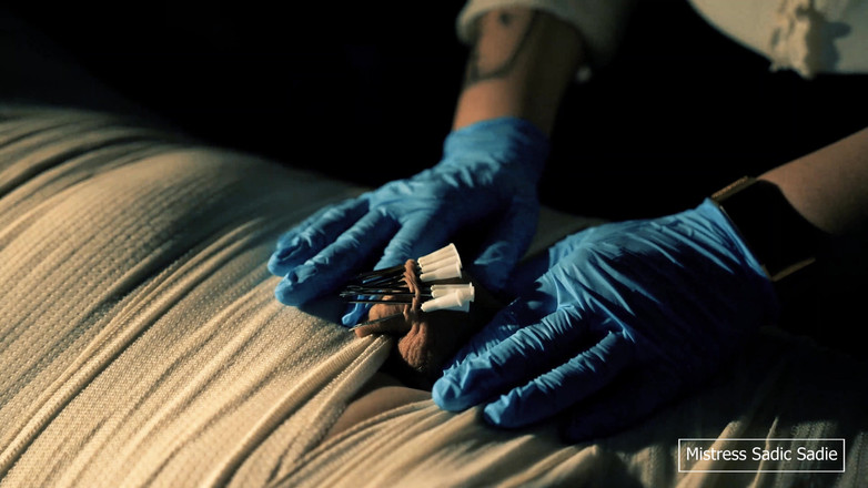 Sadic Sadie: Lékařská hra s mumifikací, jehlami, CBT a elektro hrou.