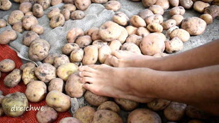 Dreichwe: Touching delicious potatoes with the feet