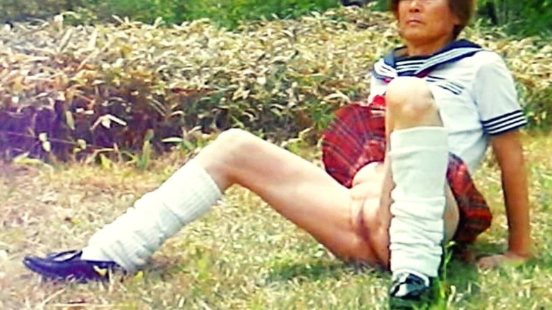 Pai-chan: ミニスカートとゆったりした靴下