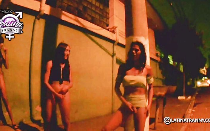Nikki Montero: 4 t-girls在街上自慰并高潮