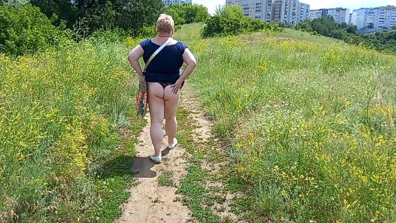 Zona901: Eine fette frau geht durch den park zeigt ihren arsch...