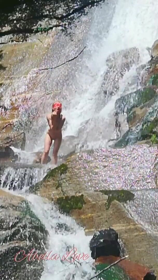 Abella Love: Assistindo uma jovem magra e nua tomando banho em uma...