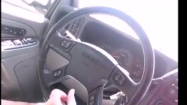 Fat Goddes: Une femme fait une branlette à une tapette au volant en...