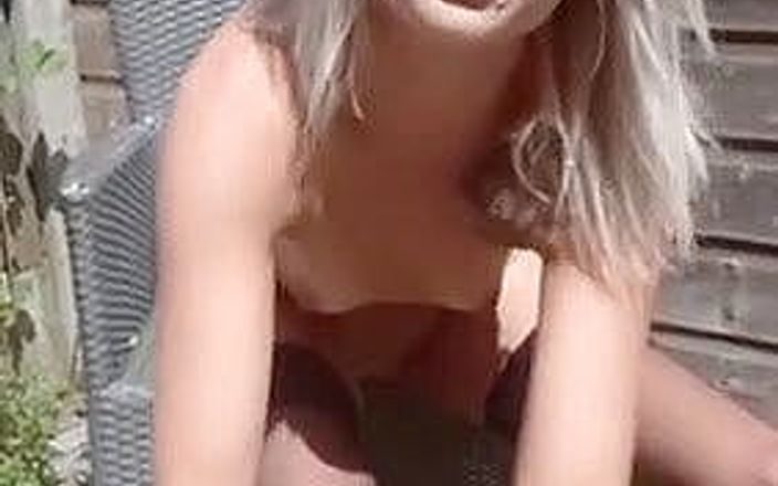 Blondechicka: Rubia chica caliente masturbándose en el jardín y chorros y...