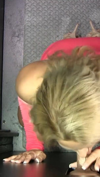 Rondborstige blonde cougar Alyssa Lynn kan niet genoeg sperma krijgen in kijkgat - deel 2 pov