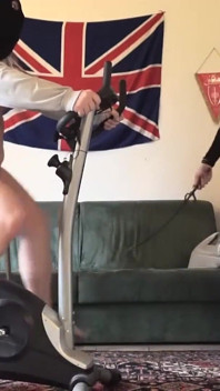 Fettes Devotes Schwein, Dominiert Von Sexy Herrinnen Auf Dem Trainingsrad