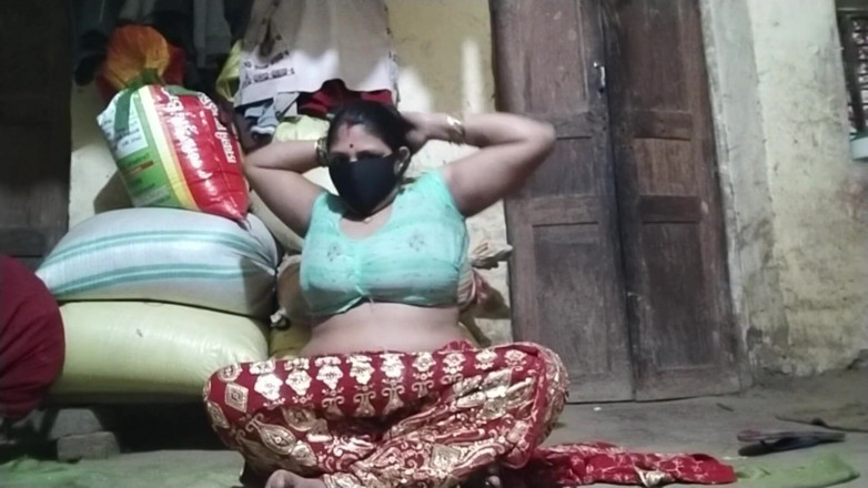 Desi_bhabhi121: Ateşli Yenge Amcığını Parmaklıyor Çıplak Göğüslere Basıyor