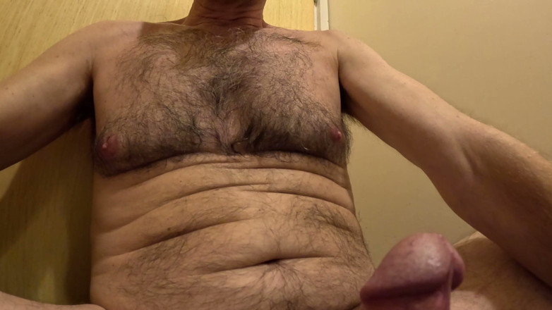 Rockardglans: Hete dilf grote ongesneden pik naakt aftrekken en klaarkomen in...