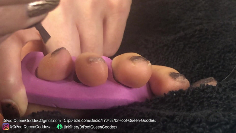 Dr. Foot Queen Goddess: Nagelbemalung (grau) teil 3