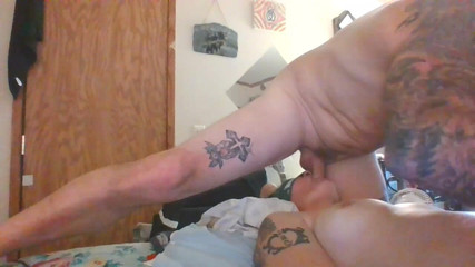 Satin Lady: Une femme en satin se fait sucer les yeux et...