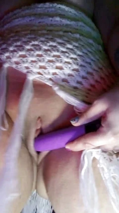 Masturbándose el coño con vibrador