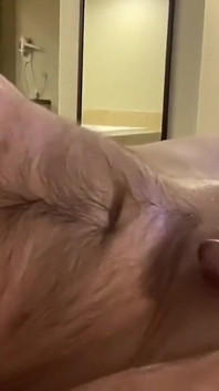 Il ragazzo amatoriale bi lontra succhia nuvole e accarezza un grosso cazzo fino alla sborrata bollente