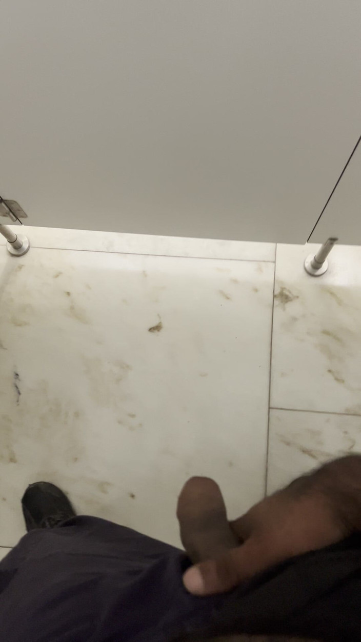 Wesley Fudedor: Guardia De Seguridad En El Baño Comercial Meando Y Buscando...