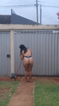 Istri pelacur membersihkan halaman hanya dengan celemek dan celana dalam - Hotwife ditampilkan