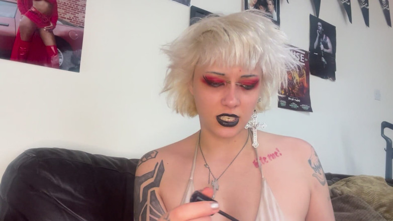 Glitterqueen1999: Lippenstift kust en pijpbeurt rode zwarte lippen diep in keel...