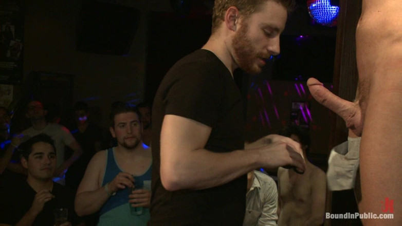 Bound in public: Mitch Vaughn, étalon musclé, ligotée et utilisée dans un bar public