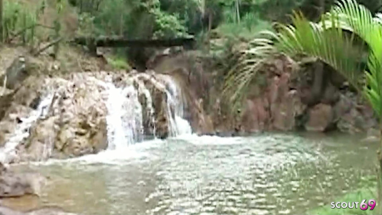 Shemale TS Collection: Het latinsk Shemale knullad utomhus vid vattnet Anal