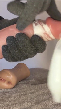 Cane massaggia l'enorme testa del suo cazzo fino a quando non viene e riempie il suo preservativo!