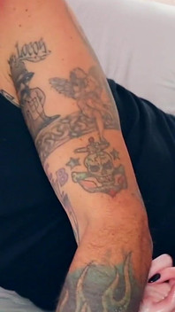 La gotica lo succhia e scopa con il vestito a rete