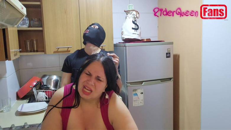 Riderqueen: ファン向け動画:仮面の若い男性がキッチンで私を犯す