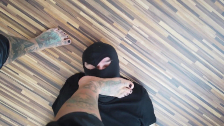 Fetish videos by Alex: Voetslaaf uit de garderobe