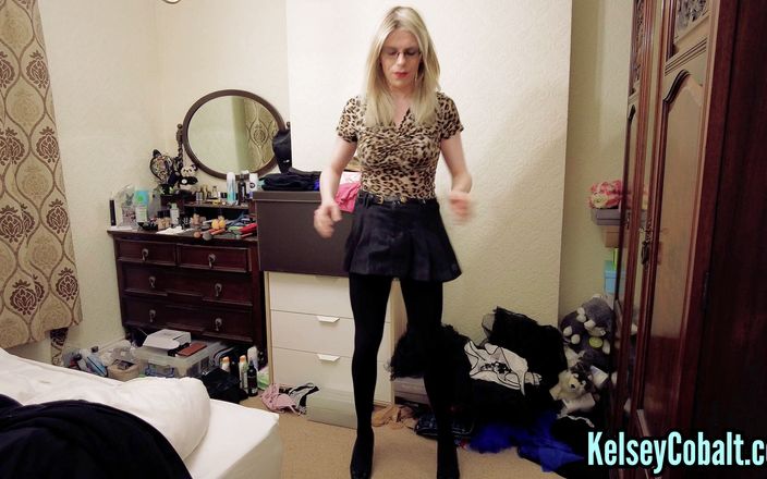 KelseyCobalt: Collant opachi nella mia camera da letto e sborro