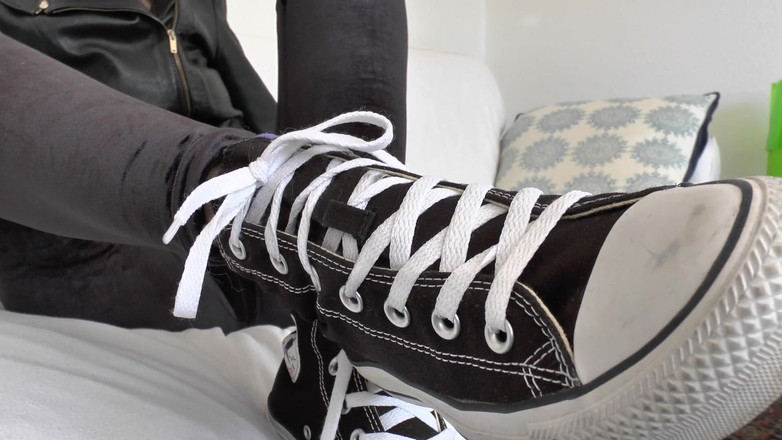 Lady Victoria Valente: Vakum sepatu kets berdebu dan kemudian Anda menyeram sepatu kets...