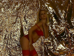 Flash Model Amateurs: Zrzka prostě sedí svému tělu