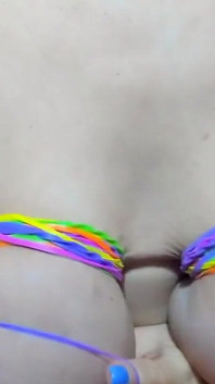 Myla_angel mengikat toketnya dengan karet pelangi!