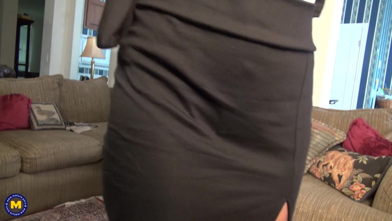 Hardcore NL: 팬티 스타킹을 입은 미시 창녀가 좋아하는 바이브레이터로 운동해