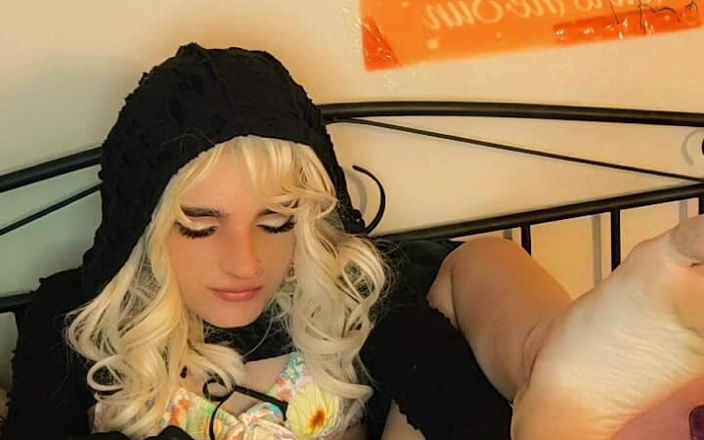 Moondrugz: Sarışın hatun sulu amcığıyla oyuncaklarının her yerine boşalıyor, yeni canavar...