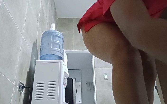 kelsyStar: Asistentă înregistrată de cameră sub birou