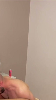 Max scopato da Jess davanti al suo amico